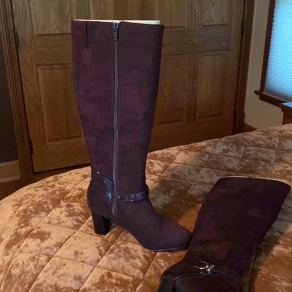 Purchased at Macy’s.No box. Beautiful,chocolate suede. Great condition. Size 6M. - Picture 4 of 5